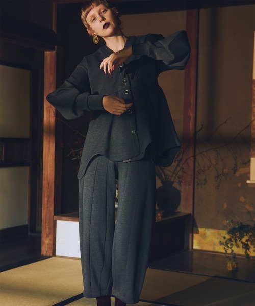OMMO(オーエムエムオー)の「ROUND HEM CUT CD(カーディガン/ボレロ・レディース・ブラック/レッド/グレー・F)」の4枚目の写真