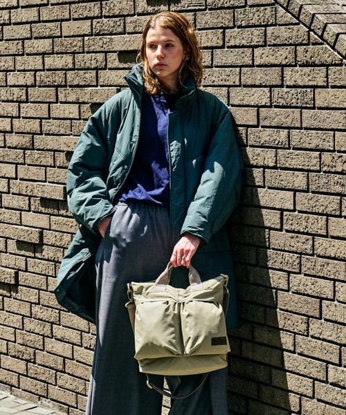 WILD THINGS(ワイルドシングス)の「【WILD THINGS】METROPOLIS HELMET BAG S(ショルダーバッグ・レディース・ブラック/ベージュ・ONE SIZE)」の3枚目の写真