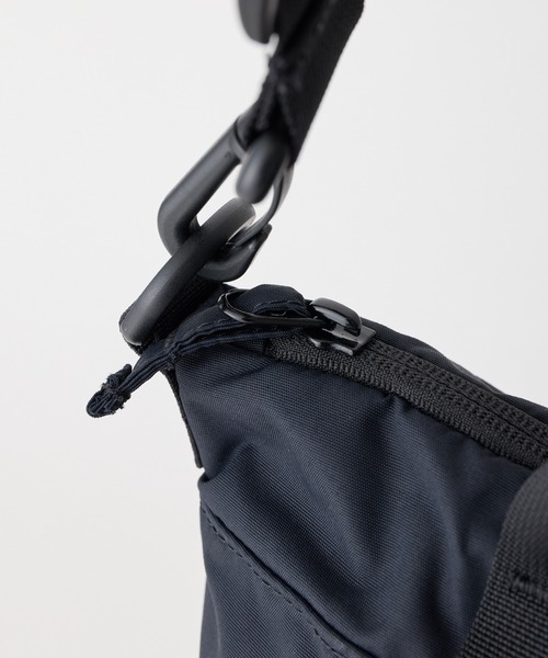 WILD THINGS(ワイルドシングス)の「【WILD THINGS】METROPOLIS HELMET BAG S(ショルダーバッグ・レディース・ブラック/ベージュ・ONE SIZE)」の15枚目の写真