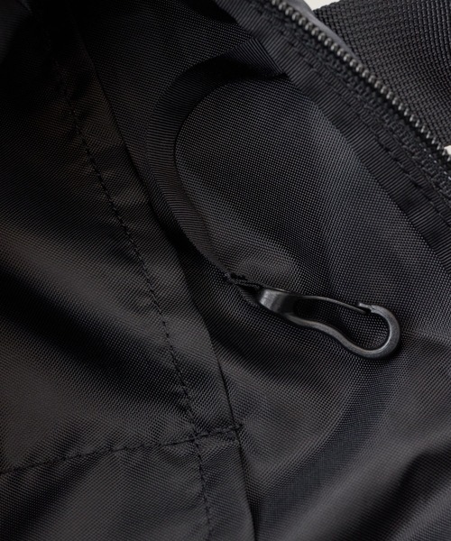 WILD THINGS(ワイルドシングス)の「【WILD THINGS】METROPOLIS HELMET BAG S(ショルダーバッグ・レディース・ブラック/ベージュ・ONE SIZE)」の10枚目の写真