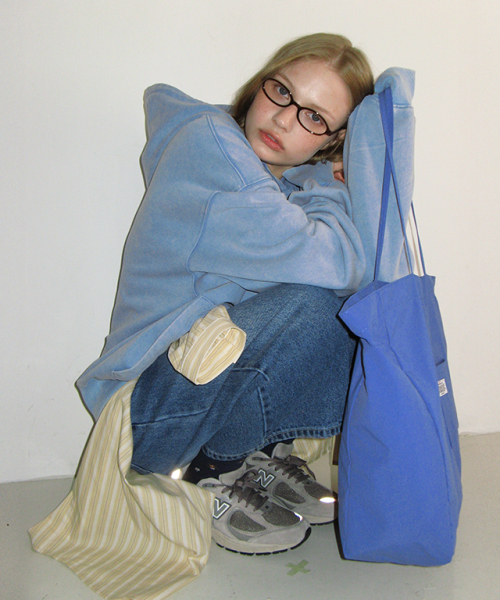 RONRON（ロンロン）の「PIGMENT LOGO HOODIE BLUE（パーカー・レディース・その他・FREE）」の2枚目の写真