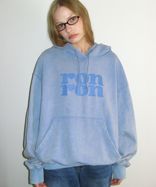 RONRON（ロンロン）の「PIGMENT LOGO HOODIE BLUE（パーカー・レディース・その他・FREE）」の4枚目の写真