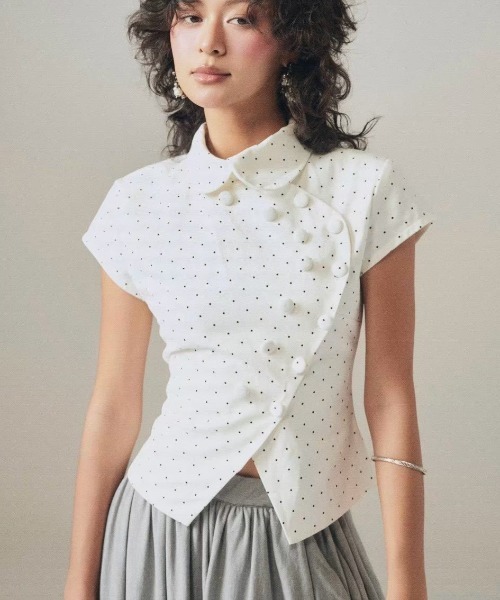 into.eight(イントゥエイト)の「【into.eight】Lana Shirt / 【イントゥエイト】ドットアシンメトリーボタン半袖ブラウス(シャツ/ブラウス・レディース・ホワイト・S)」の8枚目の写真