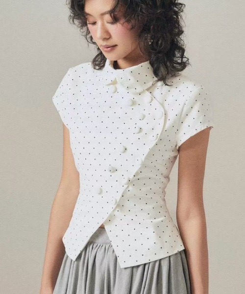 into.eight(イントゥエイト)の「【into.eight】Lana Shirt / 【イントゥエイト】ドットアシンメトリーボタン半袖ブラウス(シャツ/ブラウス・レディース・ホワイト・S)」の9枚目の写真