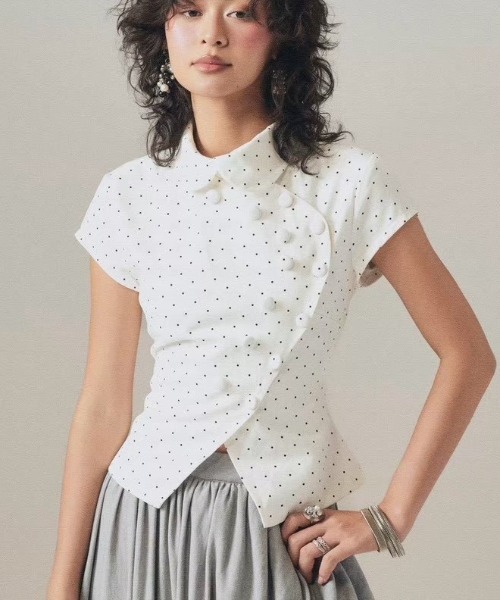 into.eight(イントゥエイト)の「【into.eight】Lana Shirt / 【イントゥエイト】ドットアシンメトリーボタン半袖ブラウス(シャツ/ブラウス・レディース・ホワイト・S)」の7枚目の写真