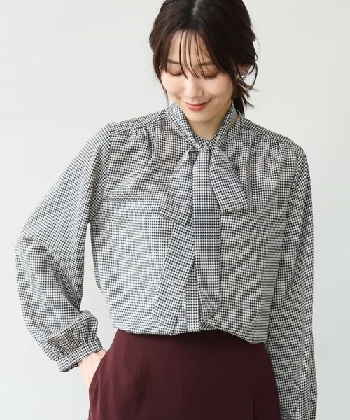 MK MICHEL KLEIN（エムケーミッシェルクラン）の「[洗える]ボウタイ付き千鳥柄ブラウス（シャツ/ブラウス・レディース・ブラック系/ベージュ系・38）」の2枚目の写真