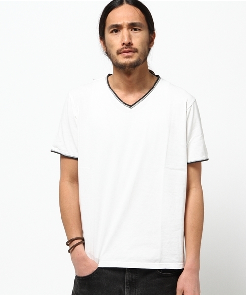 BEAMS(ビームス)の「BEAMS / ダブルカラー カットオフ Vネック(Tシャツ/カットソー・メンズ・ホワイト/ホワイト系その他/チャコールグレー/ネイビー・SMALL/MEDIUM/LARGE/X-LARGE)」の2枚目の写真