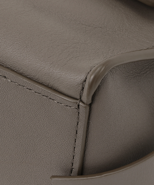 ALLSAINTS（オールセインツ）の「PARADISE SHOULDER BAG（ショルダーバッグ・レディース・ブラウン/キャメル・ONE SIZE）」の8枚目の写真