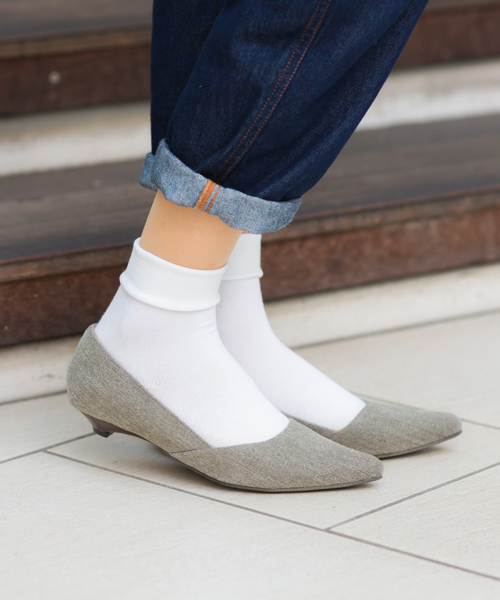 menue(メヌエ)の「切り替えデザイン ポインテッドトゥローヒールパンプス(パンプス・レディース・ブラック/スモークピンク/シルバー/ブルー/グレー/ブラウン/レッド/ベージュ/チャコール/マスタード/ネイビー・25.0cm/25.5cm/24.5cm/22.0cm/26.0cm/24.0cm/21.5cm/22.5cm/23.0cm/23.5cm)」の3枚目の写真