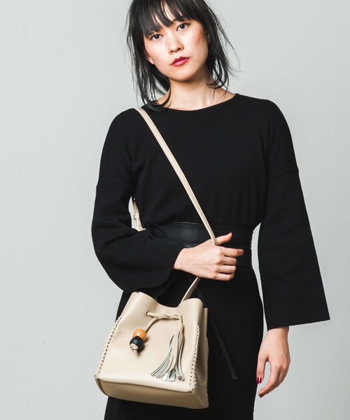STUDIOUS(ステュディオス)の「【LAUGOA】ウッド&タッセル巾着ショルダー Jiminy /0173-11007 (ショルダーバッグ・レディース・ブラック/ダークブラウン/ベージュ/マスタード・FREE)」の4枚目の写真
