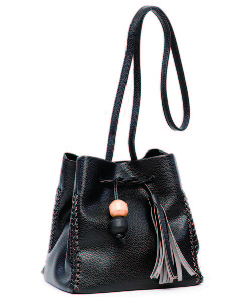 STUDIOUS(ステュディオス)の「【LAUGOA】ウッド&タッセル巾着ショルダー Jiminy /0173-11007 (ショルダーバッグ・レディース・ブラック/ダークブラウン/ベージュ/マスタード・FREE)」の2枚目の写真
