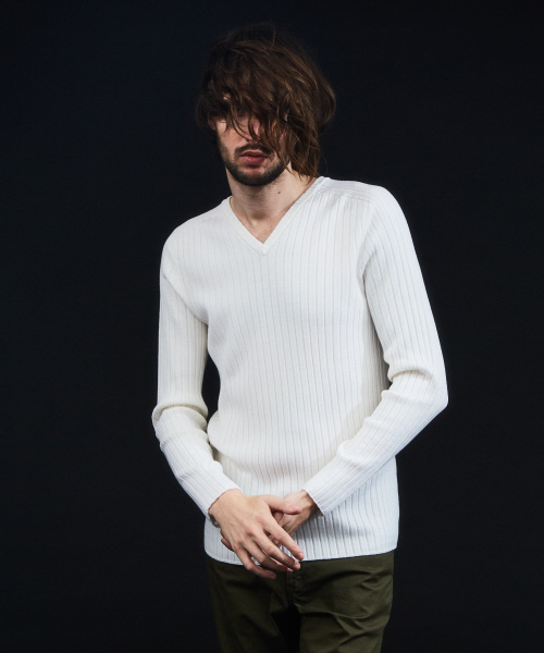 5351 POUR LES HOMMES(ゴーサンゴーイチプールオム)の「ワイドリブホールガーメントVネックニット(ニット/セーター・メンズ・ホワイト/ブラック/ブルー/グレー・44/46/48/50)」の2枚目の写真