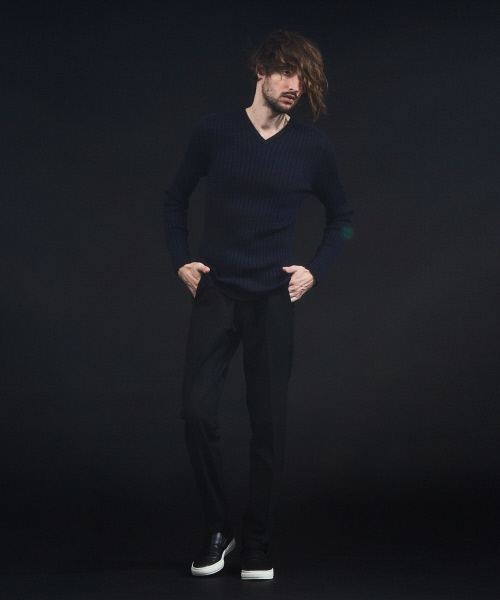 5351 POUR LES HOMMES(ゴーサンゴーイチプールオム)の「ワイドリブホールガーメントVネックニット(ニット/セーター・メンズ・ホワイト/ブラック/ブルー/グレー・44/46/48/50)」の19枚目の写真