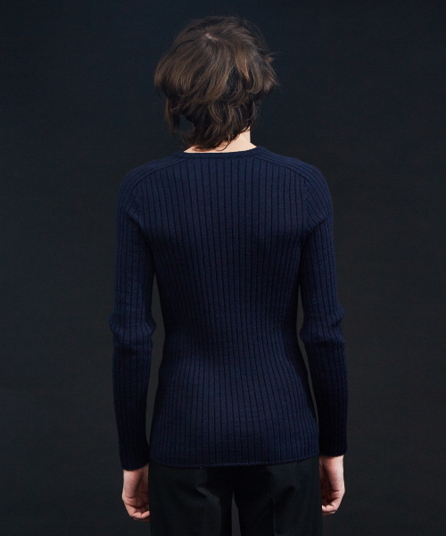 5351 POUR LES HOMMES(ゴーサンゴーイチプールオム)の「ワイドリブホールガーメントVネックニット(ニット/セーター・メンズ・ホワイト/ブラック/ブルー/グレー・44/46/48/50)」の16枚目の写真