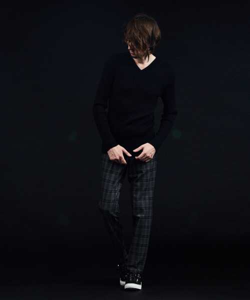 5351 POUR LES HOMMES(ゴーサンゴーイチプールオム)の「ワイドリブホールガーメントVネックニット(ニット/セーター・メンズ・ホワイト/ブラック/ブルー/グレー・44/46/48/50)」の10枚目の写真