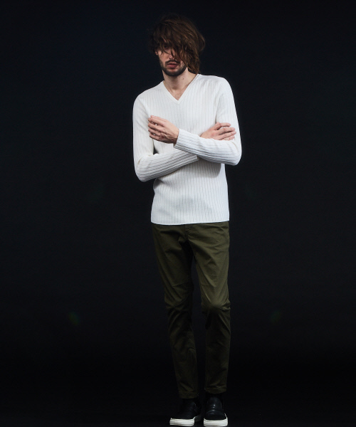 5351 POUR LES HOMMES(ゴーサンゴーイチプールオム)の「ワイドリブホールガーメントVネックニット(ニット/セーター・メンズ・ホワイト/ブラック/ブルー/グレー・44/46/48/50)」の7枚目の写真