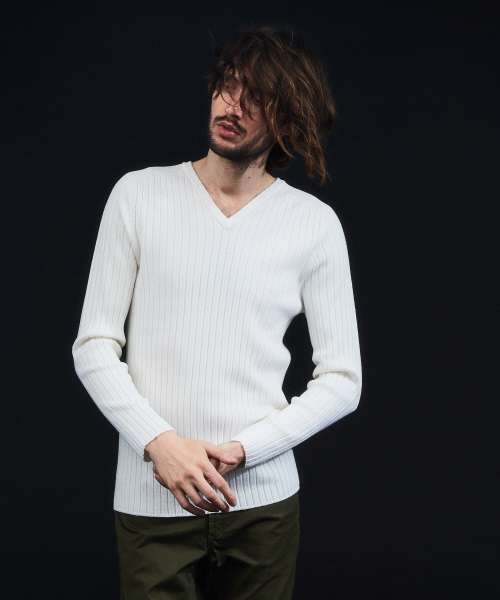 5351 POUR LES HOMMES(ゴーサンゴーイチプールオム)の「ワイドリブホールガーメントVネックニット(ニット/セーター・メンズ・ホワイト/ブラック/ブルー/グレー・44/46/48/50)」の6枚目の写真