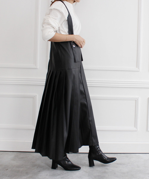 MODE ROBE（モードローブ）の「2WAYレザープリーツジャンパースカート（ワンピース・レディース・ブラック/ベージュ・FREE）」の2枚目の写真