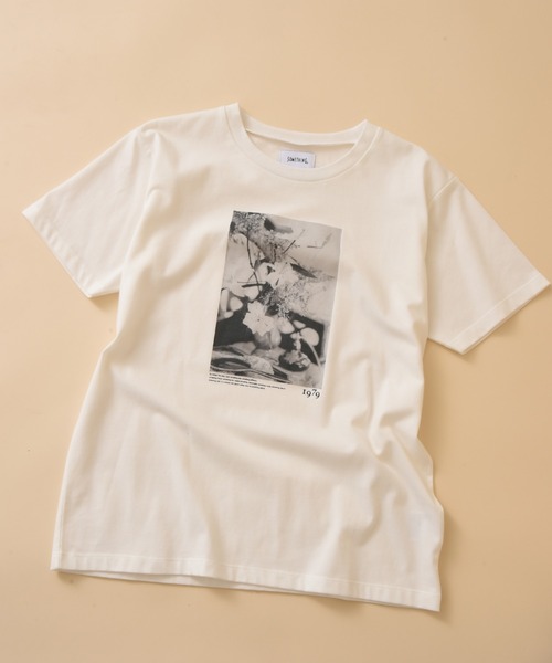 SOMETHING(サムシング)の「【SOMETHING】PHOTO PRINT T-SHIRT HS(Tシャツ/カットソー・レディース・ホワイト/ブルー/ベージュ・FREE)」の2枚目の写真