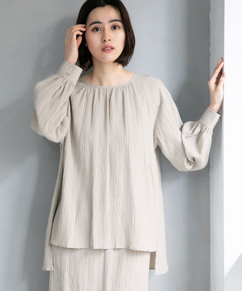 LEPSIM（レプシィム）の「シャーリングクルーブラウス　932974（シャツ/ブラウス・レディース・ブラック/ミント/グレイッシュベージュ・FREE）」の3枚目の写真