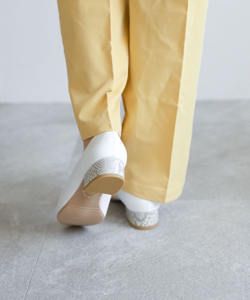 Shoe Fantasy（シューファンタジー）の「スクエアトゥブーティーパンプス【日本製】（パンプス・レディース・ホワイト/ベージュ/ブラック/ダークブラウン/ダークベージュ・23cm/25cm/24.5cm/24cm/23.5cm/22.5cm/22cm）」の12枚目の写真