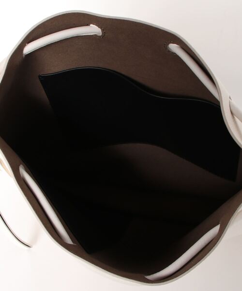 ALLSAINTS(オールセインツ)の「ALPHA LEATHER BACKPACK | ALPHA レザー バックパック(バックパック/リュック・レディース・ホワイト・ONE SIZE)」の2枚目の写真