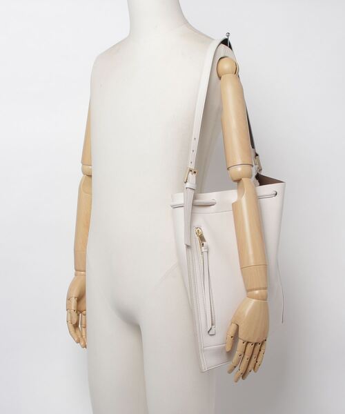 ALLSAINTS(オールセインツ)の「ALPHA LEATHER BACKPACK | ALPHA レザー バックパック(バックパック/リュック・レディース・ホワイト・ONE SIZE)」の5枚目の写真