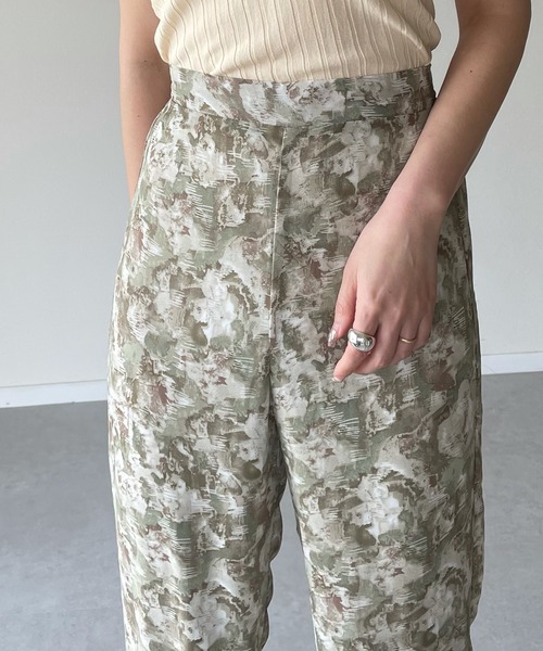 y/m by misato(イムバイミサト)の「ぼかし柄ストレートパンツ(その他パンツ・レディース・グリーン/ダークベージュ・FREE)」の4枚目の写真