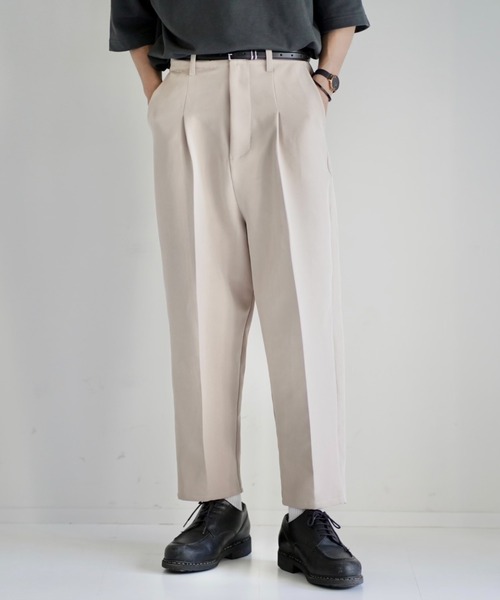 INTER FACTORY（インターファクトリー）の「ファッションインフルエンサー こーせ - ワンタックコクーンパンツ　made in INTER FACTORY（その他パンツ・メンズ・ベージュ/ブラック・MEDIUM/LARGE）」の2枚目の写真