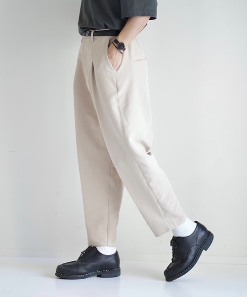 INTER FACTORY（インターファクトリー）の「ファッションインフルエンサー こーせ - ワンタックコクーンパンツ　made in INTER FACTORY（その他パンツ・メンズ・ベージュ/ブラック・MEDIUM/LARGE）」の3枚目の写真