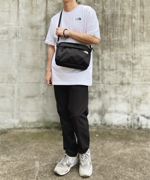 THE NORTH FACE（ザノースフェイス）の「THE NORTH FACE ザ・ノースフェイス / ベーシック 横型ミニショルダーバッグ BASIC CROSS BAG（ショルダーバッグ・メンズ・ブラック/ネイビー・FREE）」の4枚目の写真