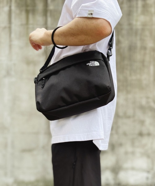 THE NORTH FACE（ザノースフェイス）の「THE NORTH FACE ザ・ノースフェイス / ベーシック 横型ミニショルダーバッグ BASIC CROSS BAG（ショルダーバッグ・メンズ・ブラック/ネイビー・FREE）」の6枚目の写真