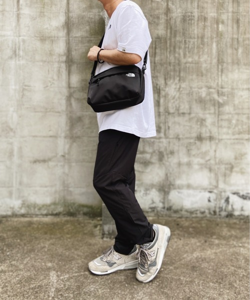 THE NORTH FACE（ザノースフェイス）の「THE NORTH FACE ザ・ノースフェイス / ベーシック 横型ミニショルダーバッグ BASIC CROSS BAG（ショルダーバッグ・メンズ・ブラック/ネイビー・FREE）」の8枚目の写真