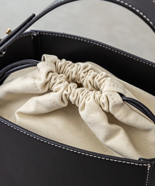 loti（ロティ）の「WEB限定 loti 巾着付スクエアボックス（ハンドバッグ・レディース・ブラック/ブラウン・ONE SIZE）」の4枚目の写真