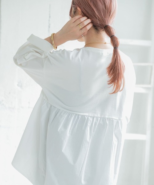 ITEMS URBANRESEARCH（アイテムズ アーバンリサーチ）の「バックギャザーロングTシャツ（Tシャツ/カットソー・レディース・チャコールグレー/オフホワイト/カーキ/グレー系その他・FREE）」の2枚目の写真