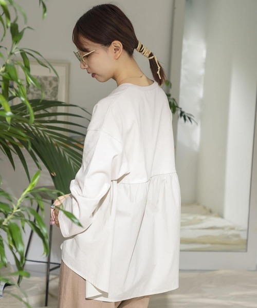 ITEMS URBANRESEARCH（アイテムズ アーバンリサーチ）の「バックギャザーロングTシャツ（Tシャツ/カットソー・レディース・チャコールグレー/オフホワイト/カーキ/グレー系その他・FREE）」の11枚目の写真