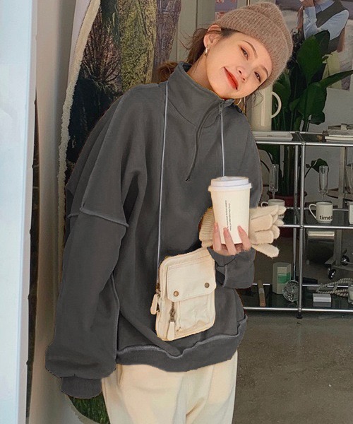 Chaco closet（チャコ クローゼット）の「ハイネックリンキングスウェット（スウェット・レディース・ピンク/グリーン/ベージュ/チャコール/イエロー/ブラック/ブルー・FREE）」の3枚目の写真