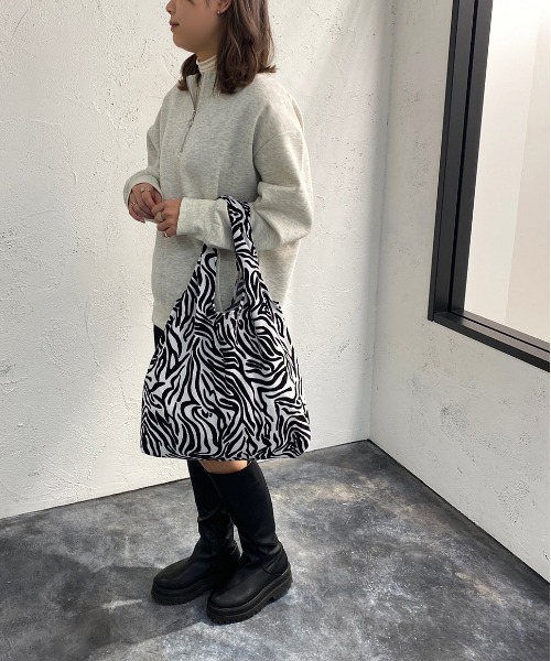 apres jour mignon（アプレジュールミニョン）の「【apresjour mignon×ARIAZ】ゼブラ柄マルシェバッグ（トートバッグ・レディース・その他・ONESIZE）」の3枚目の写真
