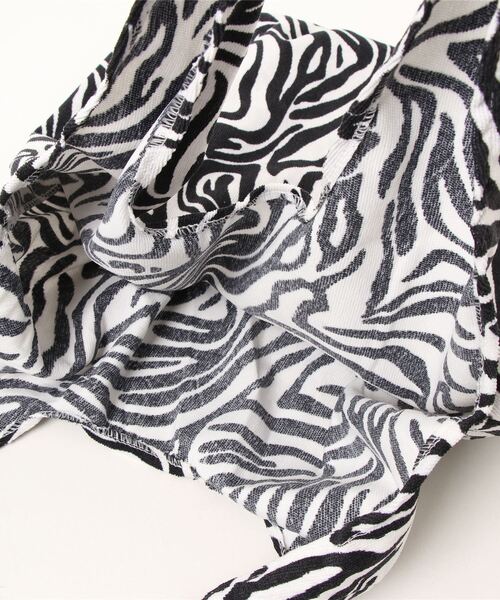 apres jour mignon（アプレジュールミニョン）の「【apresjour mignon×ARIAZ】ゼブラ柄マルシェバッグ（トートバッグ・レディース・その他・ONESIZE）」の6枚目の写真