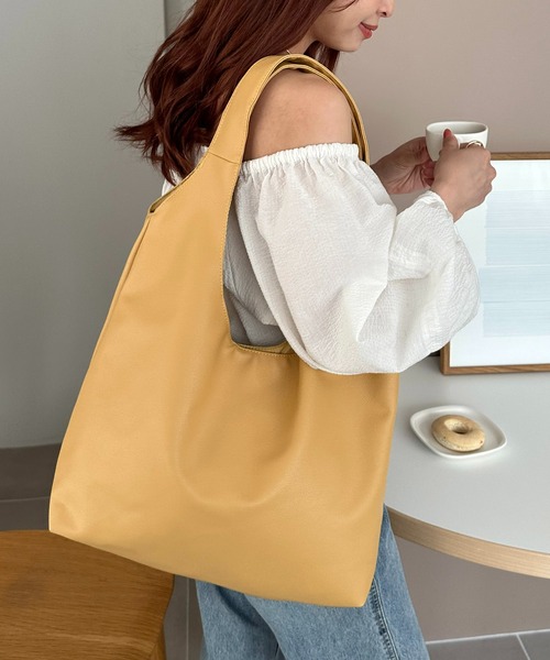 DISCOAT（ディスコート）の「【A4サイズ収納可能/WEB限定】くったりラウンドトートバッグ《通勤・通学に！》（トートバッグ・レディース・ブラック/ライトグレー/ベージュ/グリーン/ブラウン/グレイッシュベージュ/イエロー/シルバー・FREE）」の7枚目の写真