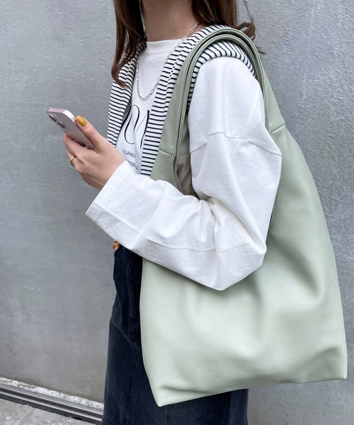 DISCOAT（ディスコート）の「【A4サイズ収納可能/WEB限定】くったりラウンドトートバッグ《通勤・通学に！》（トートバッグ・レディース・ブラック/ライトグレー/ベージュ/グリーン/ブラウン/グレイッシュベージュ/イエロー/シルバー・FREE）」の6枚目の写真