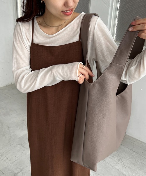 DISCOAT（ディスコート）の「【A4サイズ収納可能/WEB限定】くったりラウンドトートバッグ《通勤・通学に！》（トートバッグ・レディース・ブラック/ライトグレー/ベージュ/グリーン/ブラウン/グレイッシュベージュ/イエロー/シルバー・FREE）」の20枚目の写真