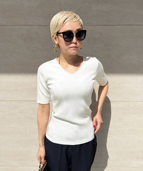 JENNE（ジェンヌ）の「シルキーソフトタッチ　Vネックカットソー（Tシャツ/カットソー・レディース・ホワイト/ブラック/ネイビー・SMALL/MEDIUM/X-LARGE/LARGE）」の2枚目の写真
