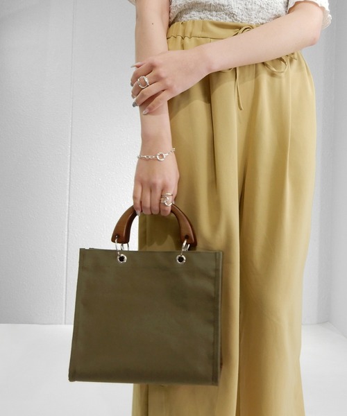 minia(ミニア)の「ウッドハンドルキャンバストート ◇(トートバッグ・レディース・ブラック/アイボリー/カーキ・FREE)」の12枚目の写真