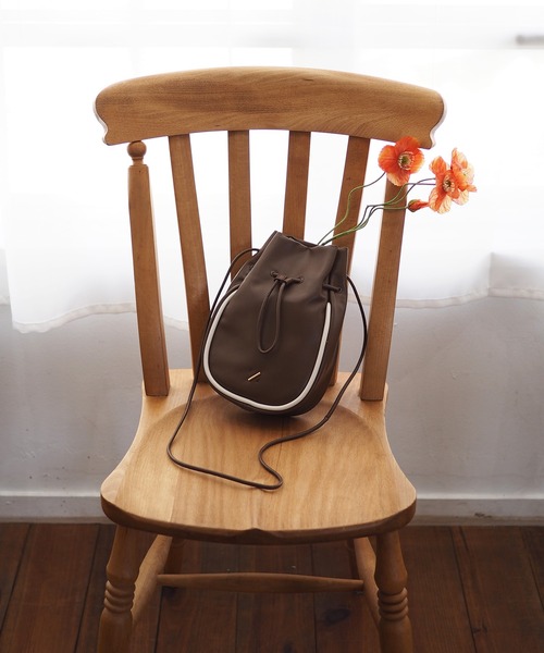 R/b nestle to BEAURE(アールビー)の「R/b カウレザー 2tone drawstring bag(ショルダーバッグ・レディース・ベージュ/ブラック/アイボリー/ブラウン・FREE)」の1枚目の写真
