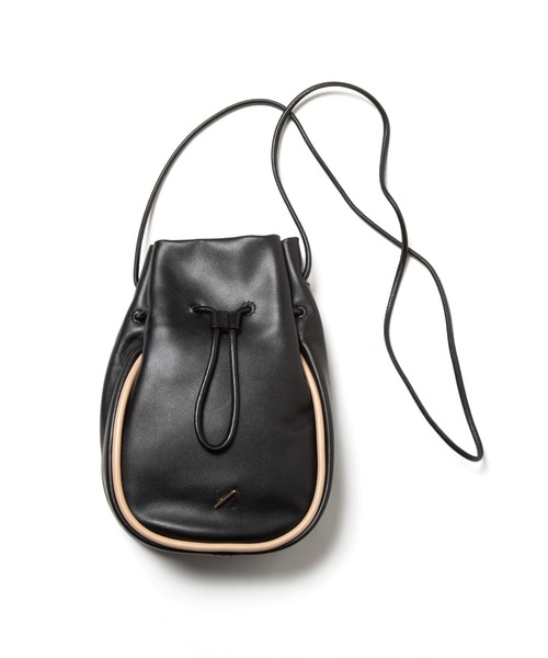 R/b nestle to BEAURE(アールビー)の「R/b カウレザー 2tone drawstring bag(ショルダーバッグ・レディース・ベージュ/ブラック/アイボリー/ブラウン・FREE)」の4枚目の写真