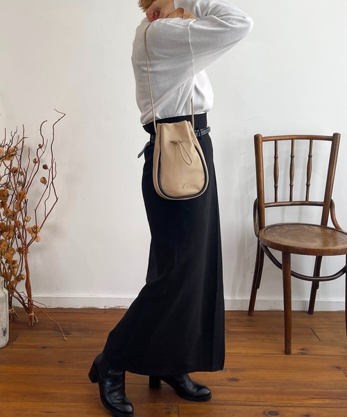R/b nestle to BEAURE(アールビー)の「R/b カウレザー 2tone drawstring bag(ショルダーバッグ・レディース・ベージュ/ブラック/アイボリー/ブラウン・FREE)」の7枚目の写真