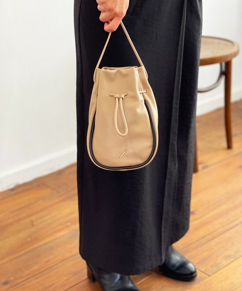 R/b nestle to BEAURE(アールビー)の「R/b カウレザー 2tone drawstring bag(ショルダーバッグ・レディース・ベージュ/ブラック/アイボリー/ブラウン・FREE)」の8枚目の写真