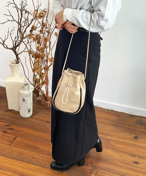 R/b nestle to BEAURE(アールビー)の「R/b カウレザー 2tone drawstring bag(ショルダーバッグ・レディース・ベージュ/ブラック/アイボリー/ブラウン・FREE)」の9枚目の写真