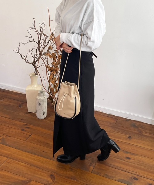 R/b nestle to BEAURE(アールビー)の「R/b カウレザー 2tone drawstring bag(ショルダーバッグ・レディース・ベージュ/ブラック/アイボリー/ブラウン・FREE)」の10枚目の写真